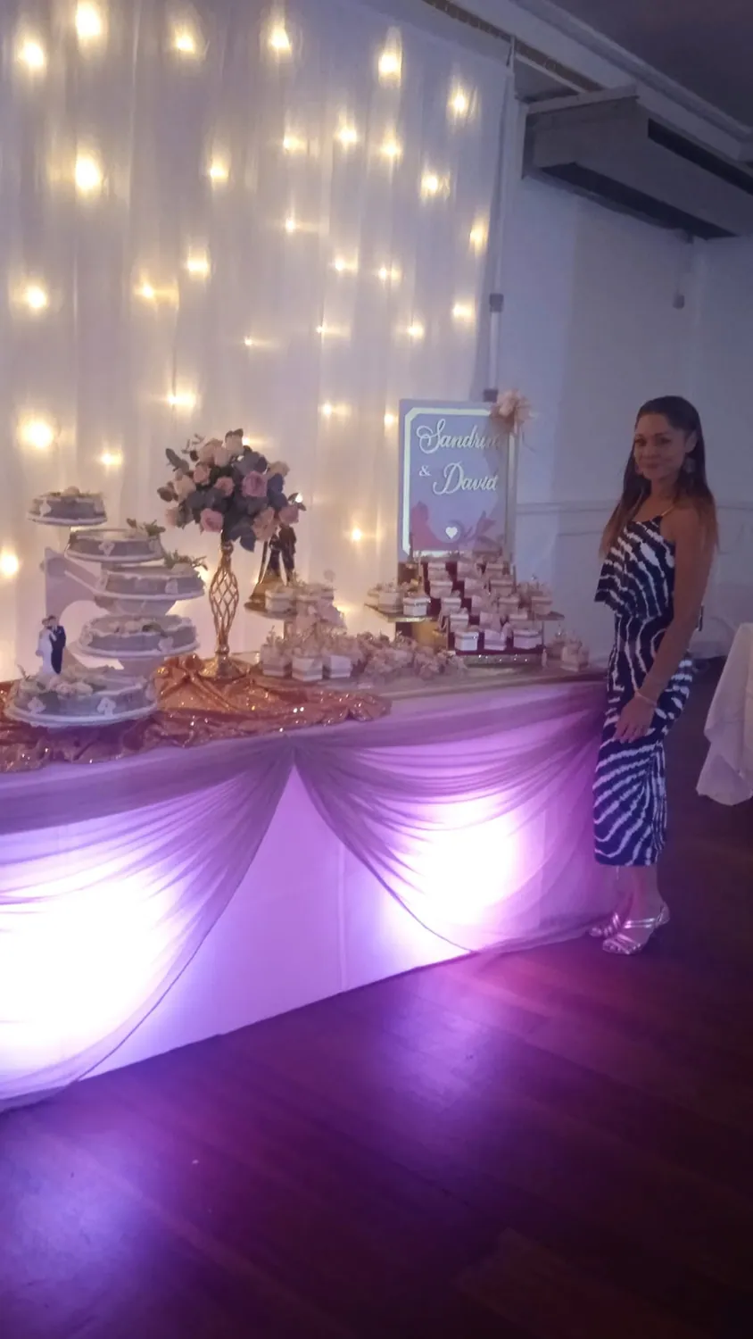 Sweet table du mariage de Sandrine et David, pièce montée et guirlandes lumineuses