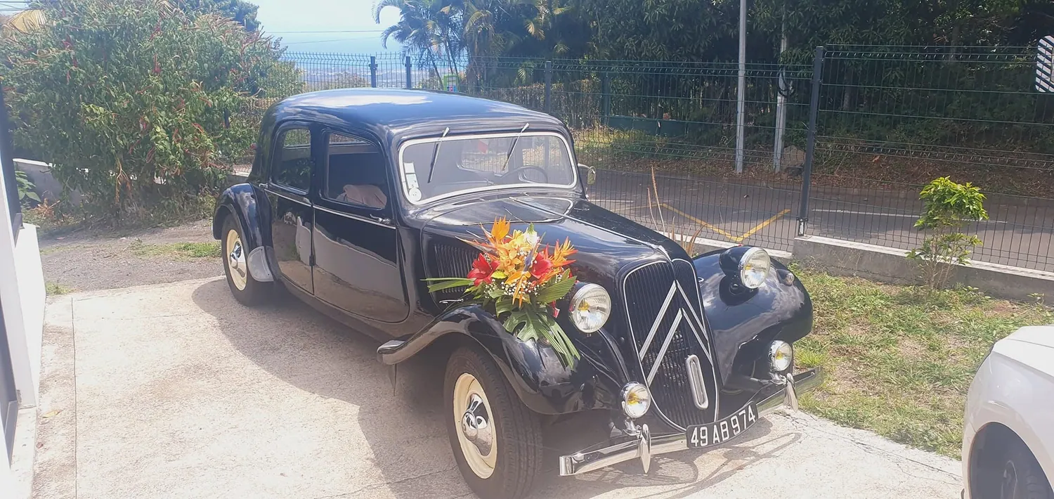 Voiture de collection immatriculée 974, fleurie pour des mariés à La Réunion